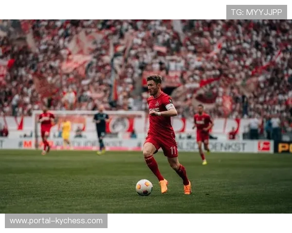 科隆对阵汉堡比赛突发球迷闯入事件 场内混乱警方迅速控制并逮捕闯入者