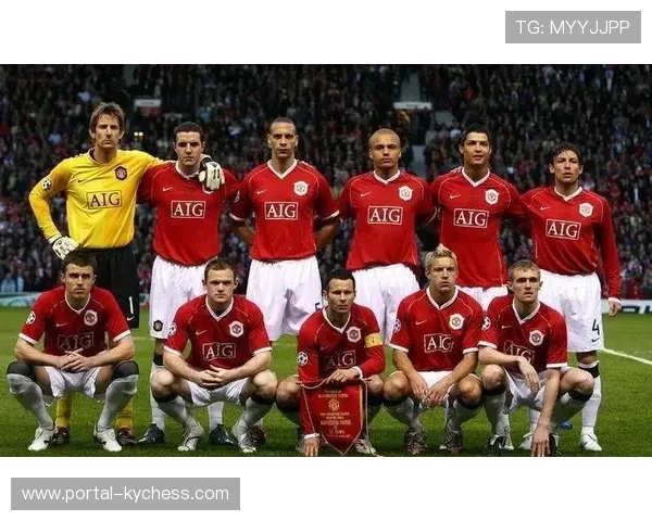 曼联全家福拍摄，男女足齐聚展现俱乐部团结